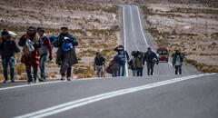 Centenares de venezolanos cruzan de Bolivia a Chile pese a amenazas de deportación