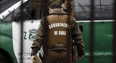 Chile: detienen a carabinero acusado de grabar debajo de falda de joven durante comicios
