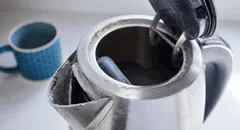 ¿Sarro en la tetera? Descubre 3 sencillos trucos para eliminarlo de tu cocina