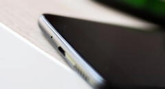 ¿Para qué sirve el diminuto agujero que encuentras en la parte inferior de tu teléfono?
