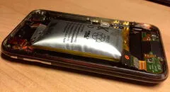 ¿Por qué jamás debes pinchar una batería de celular que se haya hinchado?