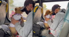 Joven viaja en bus con su perrito y se pone a jugar con él para que no se aburra