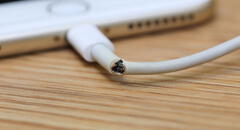 ¿Por qué debes evitar cargar tu celular con un cable roto o falso?