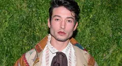 Ezra Miller pasaría hasta 26 años en la cárcel al declararse inocente por robo y allanamiento