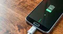 ¿Qué pasa si el cable de tu cargador se moja y lo conectas a tu teléfono? Descúbrelo