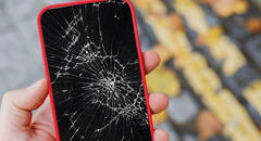 ¿Cómo saber si la pantalla de tu teléfono se ha roto o si se trata del protector? Te enseñamos