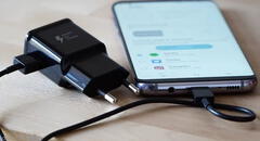 ¿Cómo saber si usas un cargador compatible con tu celular y qué le pasa a tu batería si no es así?