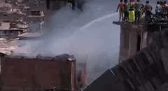 San Juan de Miraflores: incendio de grandes proporciones consume 4 casas de material precario