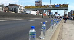 Transeúntes dejan botellas de agua para manifestantes que marchan hacia el Centro de Lima