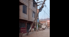 Independencia: denuncian que poste de luz a punto de caer es sostenido solo por cables y un palo