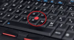 ¿Qué es el punto rojo que se encuentra en el teclado de muchas laptops y para qué sirve?