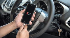 ¿Por qué no es recomendable cargar tu teléfono en el puerto USB del auto? Te lo explicamos