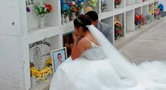 Novia a punto de casarse visita cementerio para pedir bendición a su padre fallecido por COVID‑19
