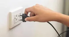 ¿Por qué a veces salen chispas cuando conectas un enchufe en el tomacorriente?