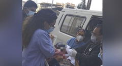 A bordo de un colectivo y con ayuda de un policía, mujer da a luz a su bebé