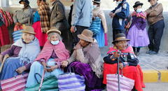 Ancianos forman largas colas para cobrar Pensión 65 tras retrasos por protestas en Puno