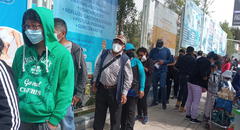 En vez de gastar en bombas, deberían invertir en salud: ciudadanos forman colas en hospital