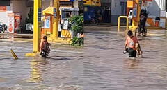 "Son buenos amigos": niño cruza la calle con perrito en brazos tras intensas lluvias en Piura