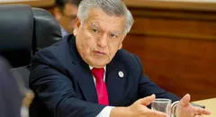 César Acuña suspende viaje al extranjero por emergencia de lluvias en La Libertad