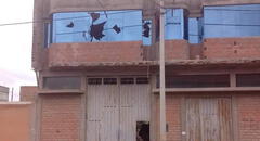 Casa de los dueños de un perro que mordió a 2 personas terminó apedreada en Juliaca