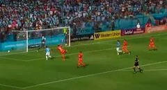 ¡Cristal empata! Ávila cabecea con potencia y el balón se le escurre entre las manos a Raúl Fernández