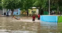 Niños nadan en laguna que formó la lluvia en parque de Piura