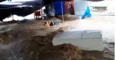 Piura: refrigeradora, mesas y sillas de mercadillo son arrasados por corriente tras fuertes lluvias en Sullana