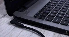 ¿Es bueno o malo dejar el cargador de la laptop conectado todo el tiempo?