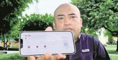 Henry Shimabukuro muestra el pasaje que le compró a Dina Boluarte