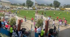 Copa Perú en Arequipa: cancha se convierte en batalla campal tras invasión de hinchas