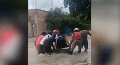 Piura: ministra de Vivienda cruzó inundación en una tina por pedido de vecinos