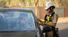 ¿Un policía puede detenerme y pedirme que baje del carro durante una intervención vehicular?