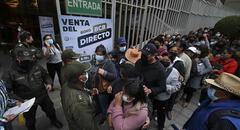 Bolivia vive crisis financiera por escasez de dólares