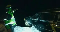 Cadáver salvó la vida al conductor de un coche fúnebre que quedó al borde del precipicio