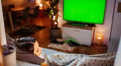 ¿Dejar el televisor enchufado consume energía?
