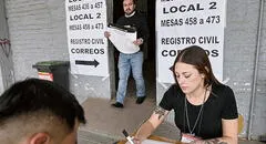 Chile vota entre la apatía y con la esperanza en nuevos líderes