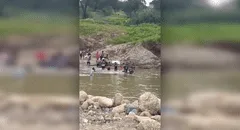 Pobladores arriesgan sus vidas y cruzan turbulentas aguas de río para sepultar a bebé de 6 meses en Piura