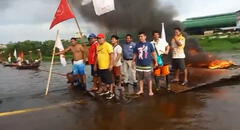 Trabajadores bloquean río, en vez de carreteras, a modo de protesta por obra paralizada en Loreto