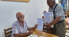 Escritor vende sus poemas en las calles para poder sobrevivir en Trujillo
