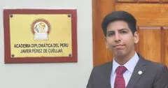 Egresó de San Marcos, postuló a la Academia Diplomática del Perú y obtuvo el primer lugar
