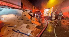 La Victoria: más de 10 unidades de bomberos intentan controlar incendio en almacén de cartones