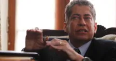 Juez prohíbe a Eloy Espinosa-Saldaña ejercer violencia económica o patrimonial contra su esposa