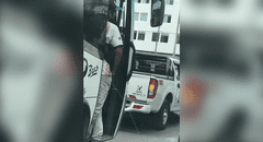 ¡No aguantó! Cobrador de bus con pasajeros es captado miccionando desde puerta de vehículo en Trujillo