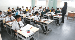 ¿Cuántos alumnos como máximo están permitidos por salón de clase, según el Minedu?