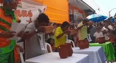 Ciudadanos concursan por ser el bebedor más veloz de chicha de jora en Piura