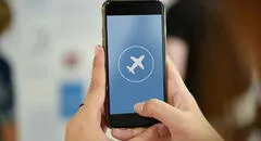 ¿Qué pasa si enciendo mis datos en mi celular durante un vuelo?