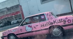 Joven mexicano maneja auto con diseño de Hello Kitty y redes estallan: "Fino"