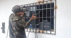 Chorrillos: cámaras de seguridad captaron a ladrones rompiendo una reja para robar una casa