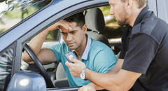 ¿Puedo tener licencia para moto si me inhabilitaron para conducir un auto?