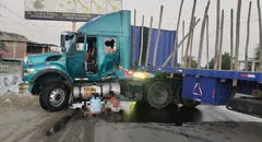 ¡Peligro!: niños exponen sus vidas al extraer petróleo de vehículo que sufrió accidente en Tumbes